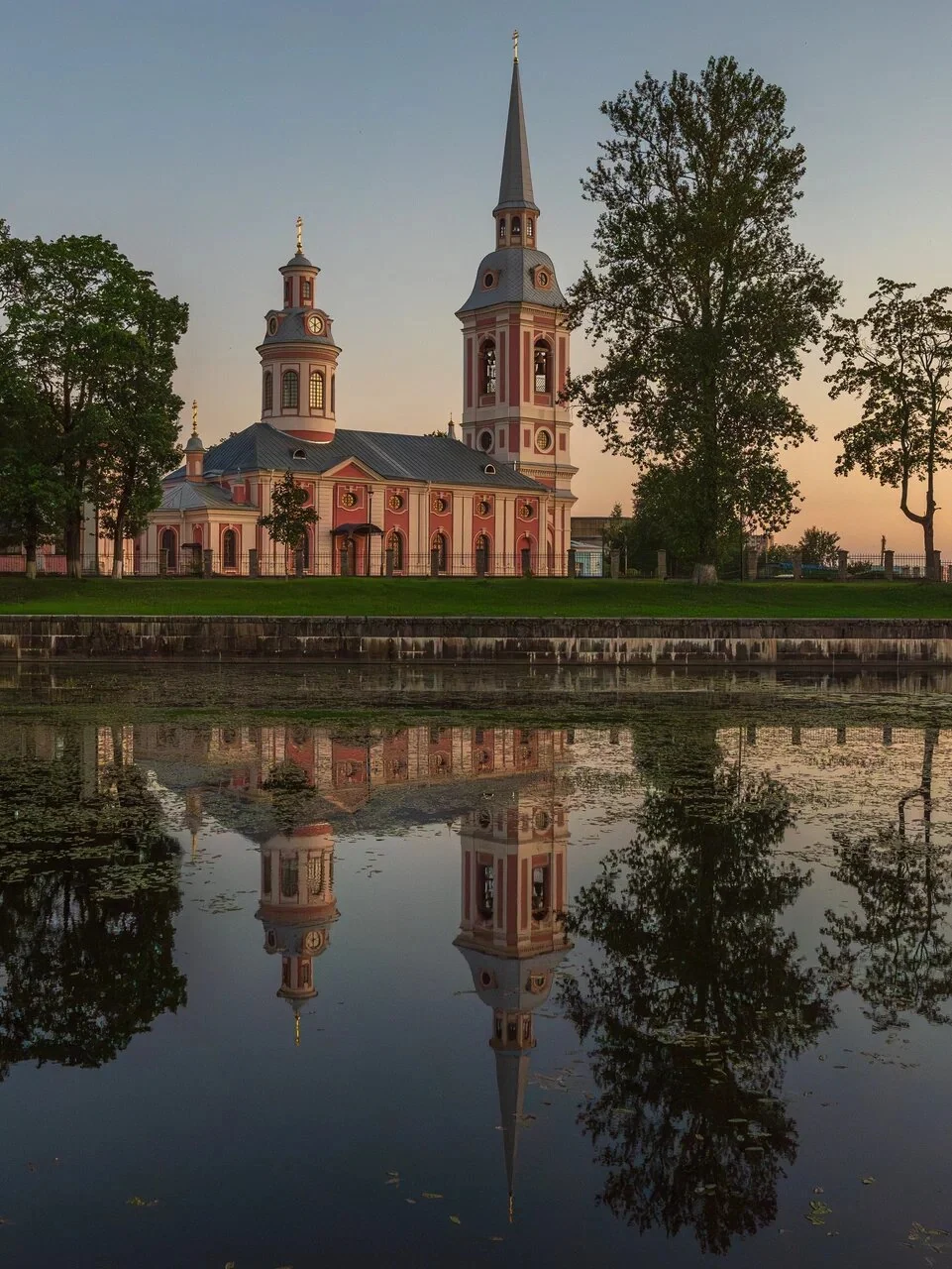 Архитектурная фотография здания у воды с отражением